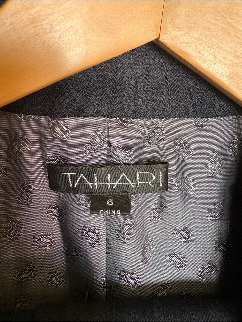 Tahari Black Pinstripe Tailored Women's navy blue suit blazer and pants - Picture 2 of 2
